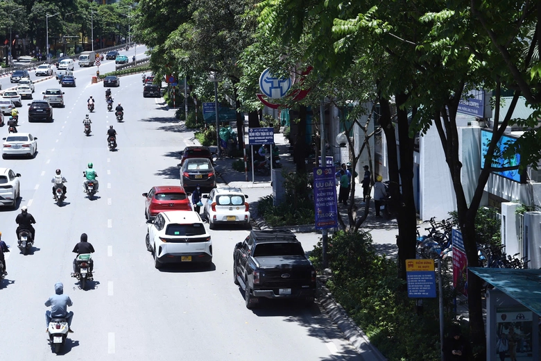 H&agrave; Nội: CSGT xử l&yacute; hơn 2.200 phương tiện dừng đỗ tr&aacute;i ph&eacute;p trong 10 ng&agrave;y- Ảnh 1.