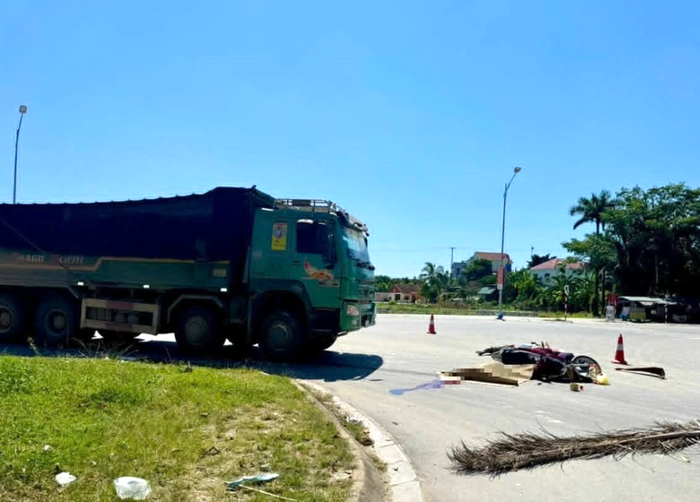 Nghệ An: Xe m&aacute;y va chạm với &ocirc; t&ocirc; tải, một người tử vong tại chỗ- Ảnh 1.
