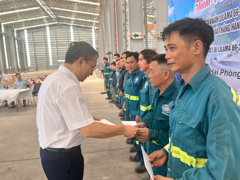 100 phần qu&agrave; trao tận tay người lao động Lilama trong Th&aacute;ng C&ocirc;ng nh&acirc;n- Ảnh 4.