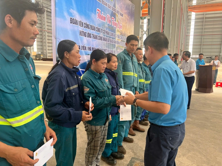 100 phần qu&agrave; trao tận tay người lao động Lilama trong Th&aacute;ng C&ocirc;ng nh&acirc;n- Ảnh 5.