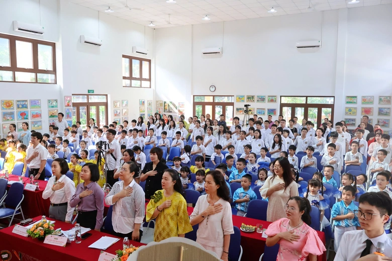 Khoảnh khắc bế giảng nhiều cảm xúc tại các trường học- Ảnh 2. Khoảnh khắc bế giảng nhiều cảm xúc tại các trường học- Ảnh 2.