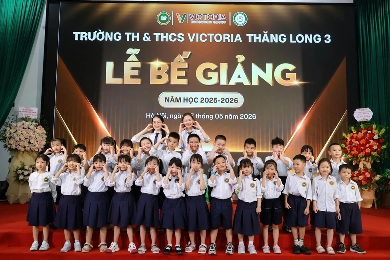 Khoảnh khắc bế giảng nhiều cảm xúc tại các trường học- Ảnh 5. Khoảnh khắc bế giảng nhiều cảm xúc tại các trường học- Ảnh 5.
