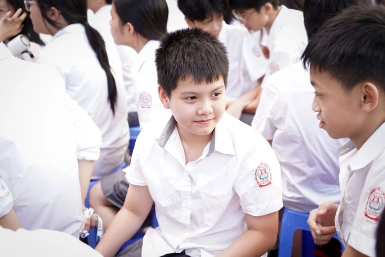 Khoảnh khắc bế giảng nhiều cảm xúc tại các trường học- Ảnh 11. Khoảnh khắc bế giảng nhiều cảm xúc tại các trường học- Ảnh 11.