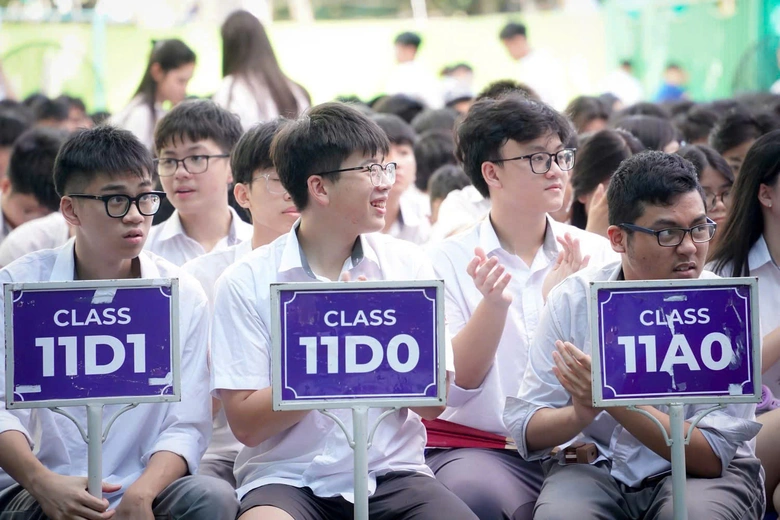 Khoảnh khắc bế giảng nhiều cảm xúc tại các trường học- Ảnh 10. Khoảnh khắc bế giảng nhiều cảm xúc tại các trường học- Ảnh 10.