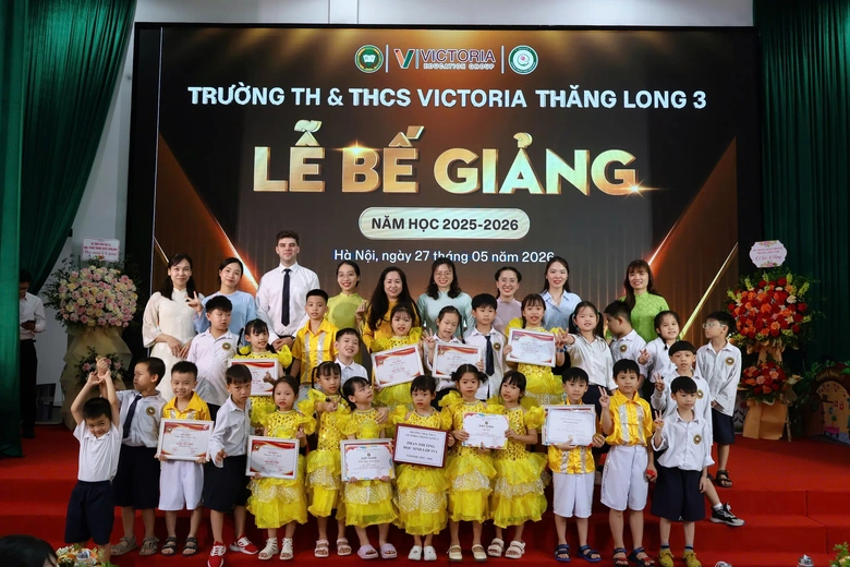 Khoảnh khắc bế giảng nhiều cảm xúc tại các trường học- Ảnh 6. Khoảnh khắc bế giảng nhiều cảm xúc tại các trường học- Ảnh 6.