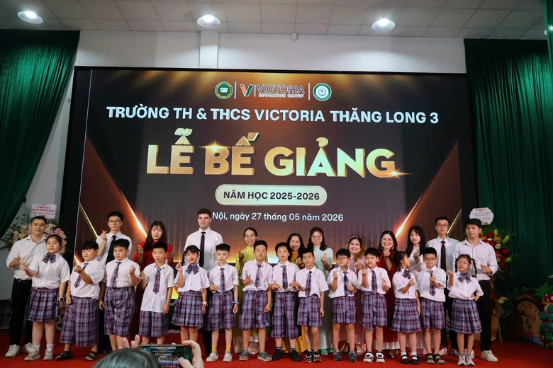 Khoảnh khắc bế giảng nhiều cảm xúc tại các trường học- Ảnh 7. Khoảnh khắc bế giảng nhiều cảm xúc tại các trường học- Ảnh 7.