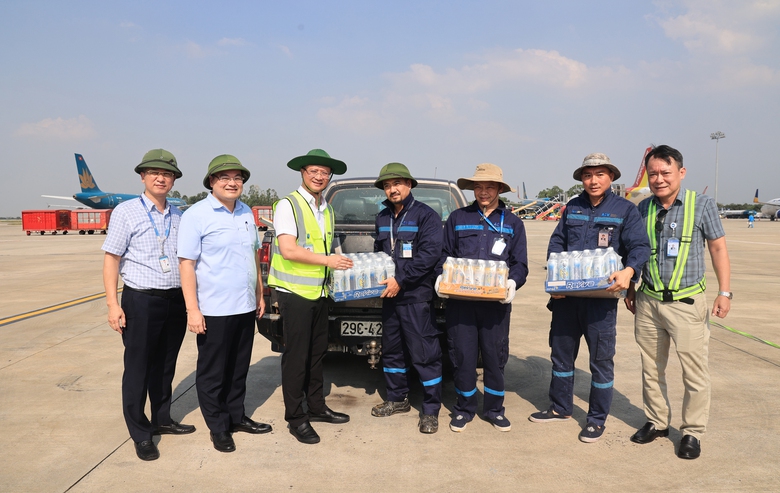 Nội B&agrave;i nắng n&oacute;ng tới 71&deg;C, Cục trưởng H&agrave;ng kh&ocirc;ng y&ecirc;u cầu bảo đảm sức khỏe người lao động- Ảnh 4.