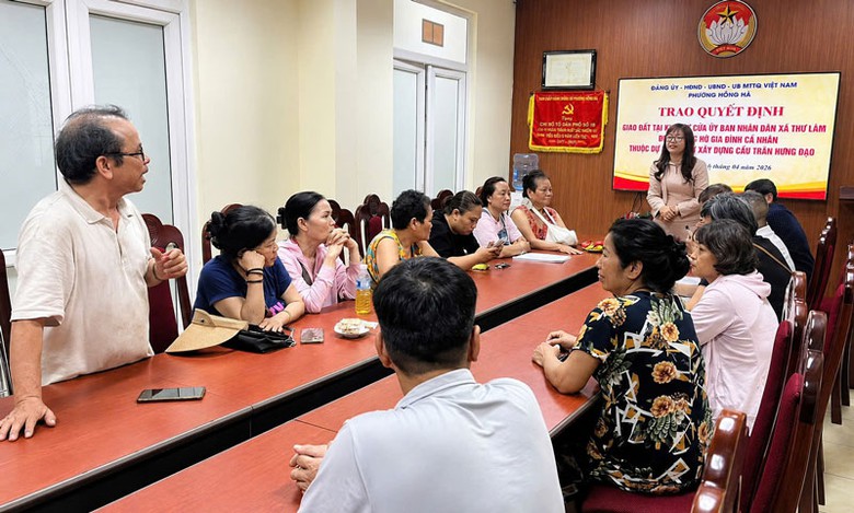 Đại diện UBND phường Hồng H&agrave; trao quyết định t&aacute;i định cư cho c&aacute;c hộ d&acirc;n tại dự &aacute;n cầu Trần Hưng Đạo.