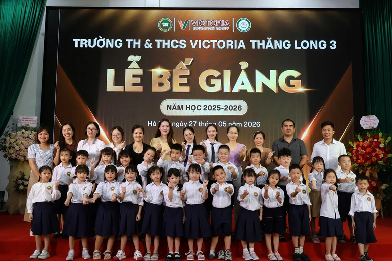 Khoảnh khắc bế giảng nhiều cảm xúc tại các trường học- Ảnh 3. Khoảnh khắc bế giảng nhiều cảm xúc tại các trường học- Ảnh 3.