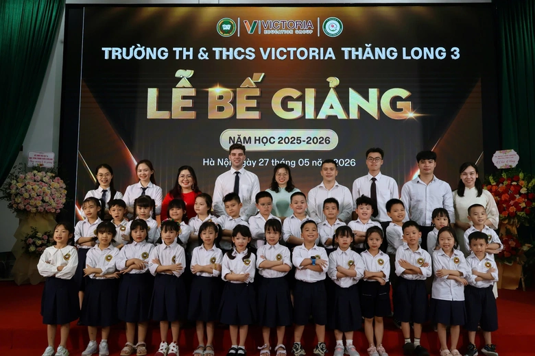 Khoảnh khắc bế giảng nhiều cảm xúc tại các trường học- Ảnh 4. Khoảnh khắc bế giảng nhiều cảm xúc tại các trường học- Ảnh 4.