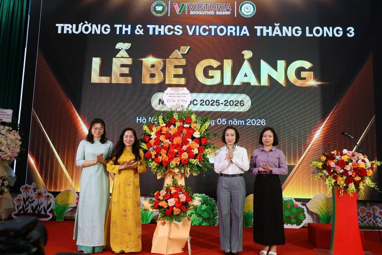 Khoảnh khắc bế giảng nhiều cảm xúc tại các trường học- Ảnh 1. Khoảnh khắc bế giảng nhiều cảm xúc tại các trường học- Ảnh 1.
