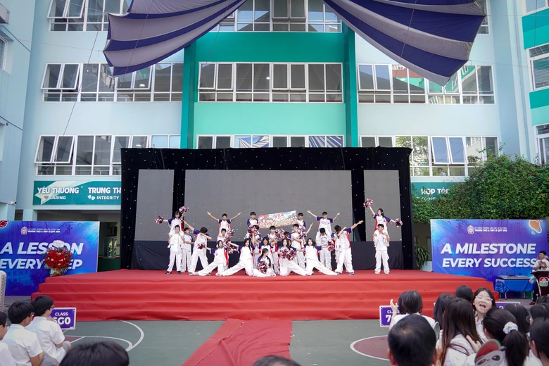 Khoảnh khắc bế giảng nhiều cảm xúc tại các trường học- Ảnh 12. Khoảnh khắc bế giảng nhiều cảm xúc tại các trường học- Ảnh 12.