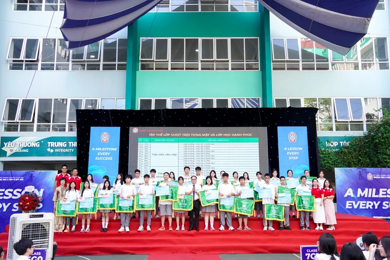 Khoảnh khắc bế giảng nhiều cảm xúc tại các trường học- Ảnh 13. Khoảnh khắc bế giảng nhiều cảm xúc tại các trường học- Ảnh 13.