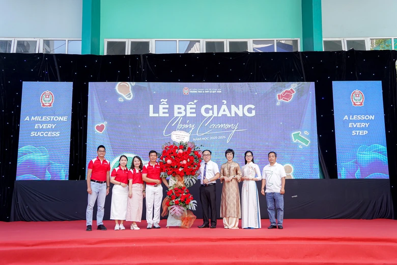 Khoảnh khắc bế giảng nhiều cảm xúc tại các trường học- Ảnh 8. Khoảnh khắc bế giảng nhiều cảm xúc tại các trường học- Ảnh 8.