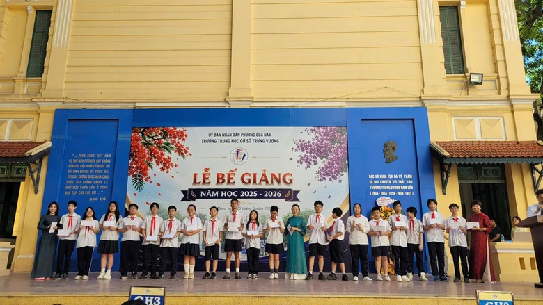 Khoảnh khắc bế giảng nhiều cảm xúc tại các trường học- Ảnh 16. Khoảnh khắc bế giảng nhiều cảm xúc tại các trường học- Ảnh 16.