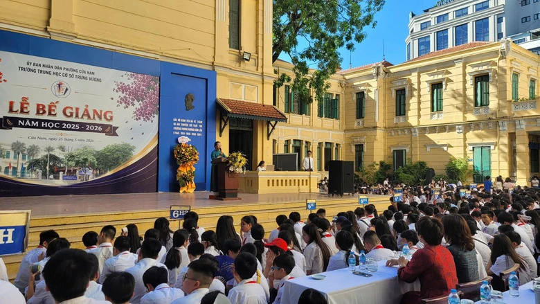 Khoảnh khắc bế giảng nhiều cảm xúc tại các trường học- Ảnh 15. Khoảnh khắc bế giảng nhiều cảm xúc tại các trường học- Ảnh 15.