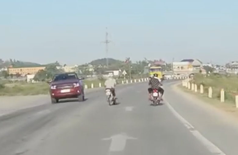 C&ocirc;ng an Nghệ An v&agrave;o cuộc x&aacute;c minh clip nam thanh ni&ecirc;n lạng l&aacute;ch, đ&aacute;nh v&otilde;ng tr&ecirc;n quốc lộ 7C- Ảnh 1.
