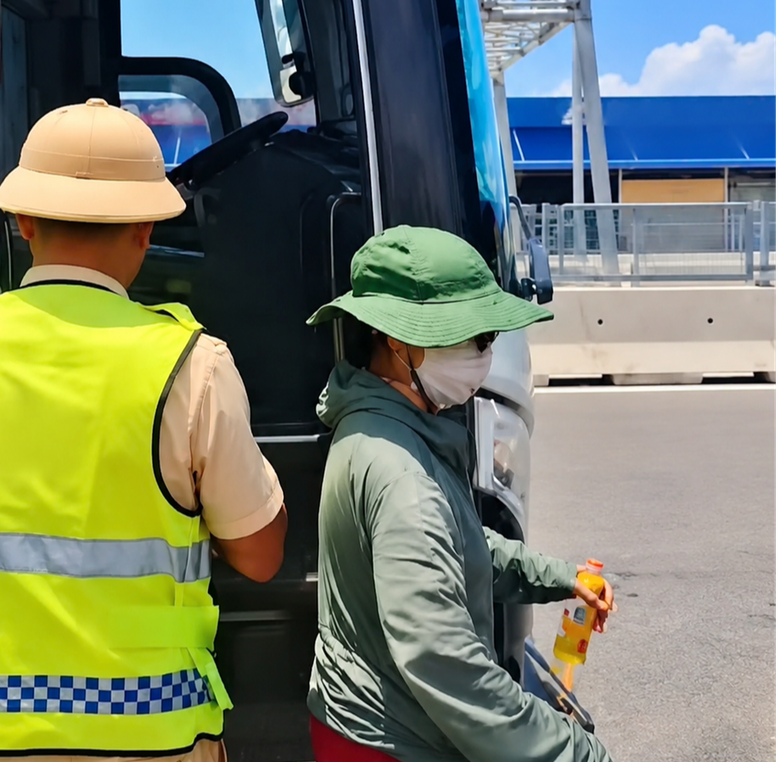 Xe 26 chỗ chở 37 kh&aacute;ch lưu th&ocirc;ng tr&ecirc;n cao tốc bị CSGT phạt hơn 82 triệu đồng- Ảnh 1.