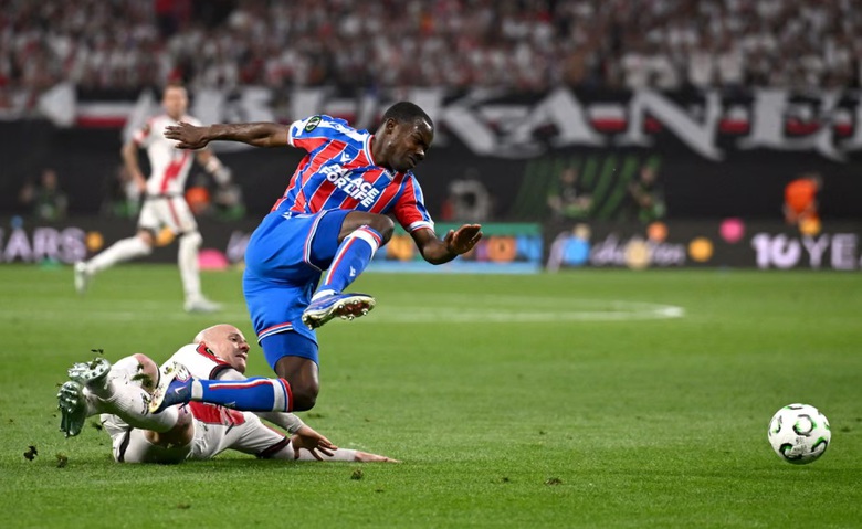 Crystal Palace lần đầu v&ocirc; địch Conference League- Ảnh 1.