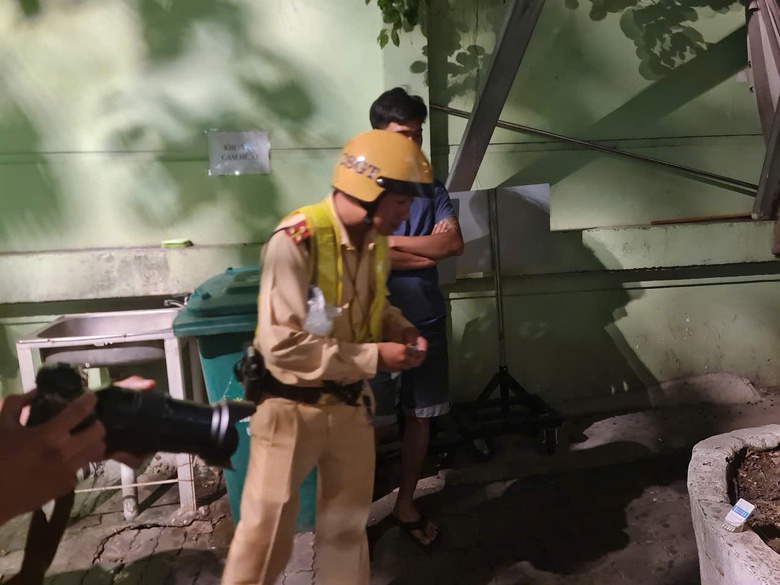 Cảnh s&aacute;t giao th&ocirc;ng TP.HCM kiểm tra nồng độ cồn, test ma t&uacute;y ở chợ đầu mối Thủ Đức- Ảnh 2.