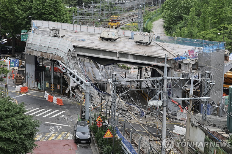 H&agrave;n Quốc lập tổ điều tra vụ sập cầu vượt ở Seoul- Ảnh 1.