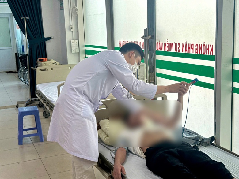 Say nắng khi giao h&agrave;ng giữa trưa, nam shipper gặp TNGT- Ảnh 1.