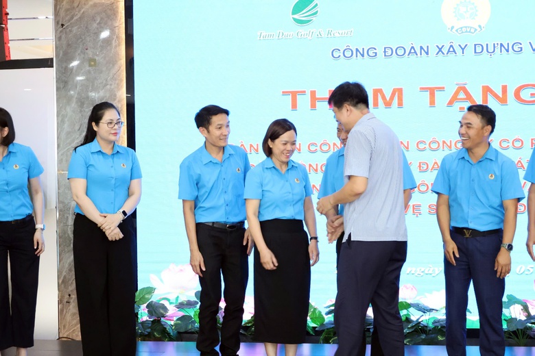 Trao y&ecirc;u thương trong Th&aacute;ng C&ocirc;ng nh&acirc;n: 100 suất qu&agrave; đến với người lao động Tam Đảo- Ảnh 2.