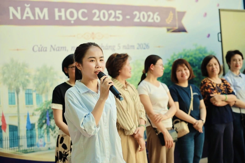 Khoảnh khắc bế giảng nhiều cảm xúc tại các trường học- Ảnh 17. Khoảnh khắc bế giảng nhiều cảm xúc tại các trường học- Ảnh 17.