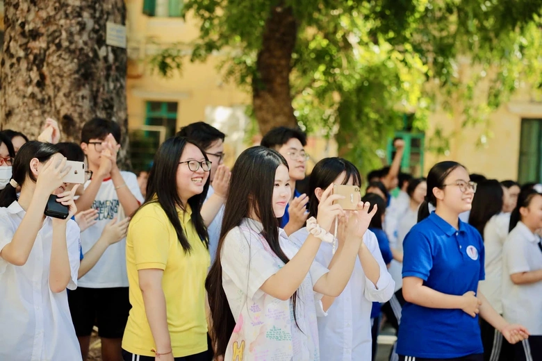 Khoảnh khắc bế giảng nhiều cảm xúc tại các trường học- Ảnh 18. Khoảnh khắc bế giảng nhiều cảm xúc tại các trường học- Ảnh 18.