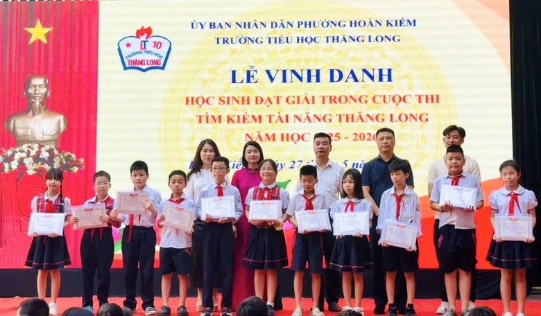 Khoảnh khắc bế giảng nhiều cảm xúc tại các trường học- Ảnh 20. Khoảnh khắc bế giảng nhiều cảm xúc tại các trường học- Ảnh 20.