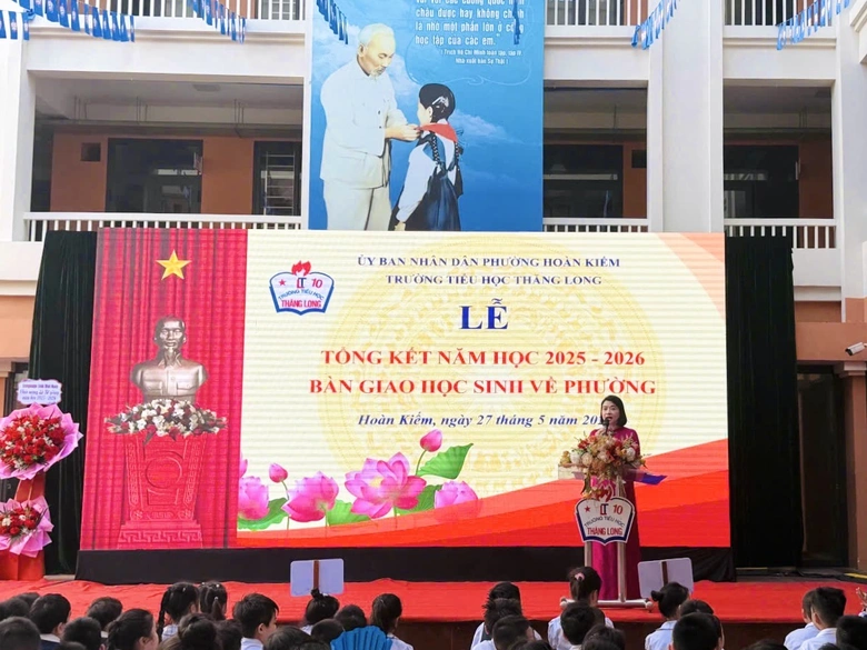 Khoảnh khắc bế giảng nhiều cảm xúc tại các trường học- Ảnh 19. Khoảnh khắc bế giảng nhiều cảm xúc tại các trường học- Ảnh 19.
