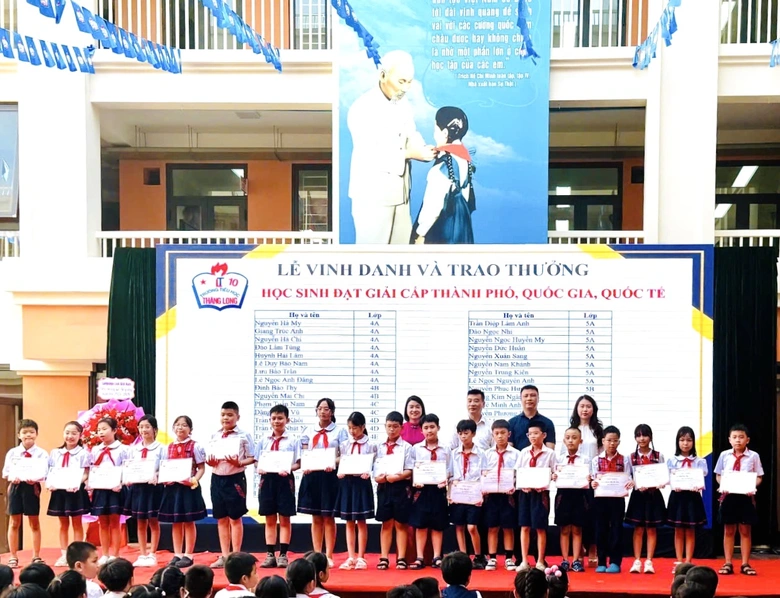 Khoảnh khắc bế giảng nhiều cảm xúc tại các trường học- Ảnh 21. Khoảnh khắc bế giảng nhiều cảm xúc tại các trường học- Ảnh 21.