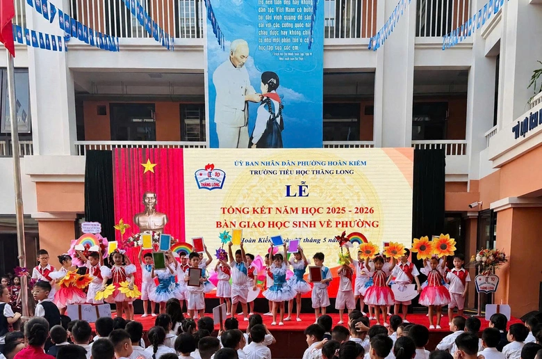 Khoảnh khắc bế giảng nhiều cảm xúc tại các trường học- Ảnh 22. Khoảnh khắc bế giảng nhiều cảm xúc tại các trường học- Ảnh 22.