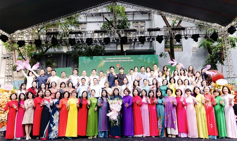 Khoảnh khắc bế giảng nhiều cảm xúc tại các trường học- Ảnh 26. Khoảnh khắc bế giảng nhiều cảm xúc tại các trường học- Ảnh 26.