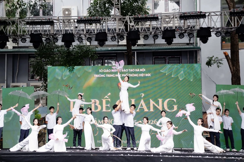 Khoảnh khắc bế giảng nhiều cảm xúc tại các trường học- Ảnh 27. Khoảnh khắc bế giảng nhiều cảm xúc tại các trường học- Ảnh 27.