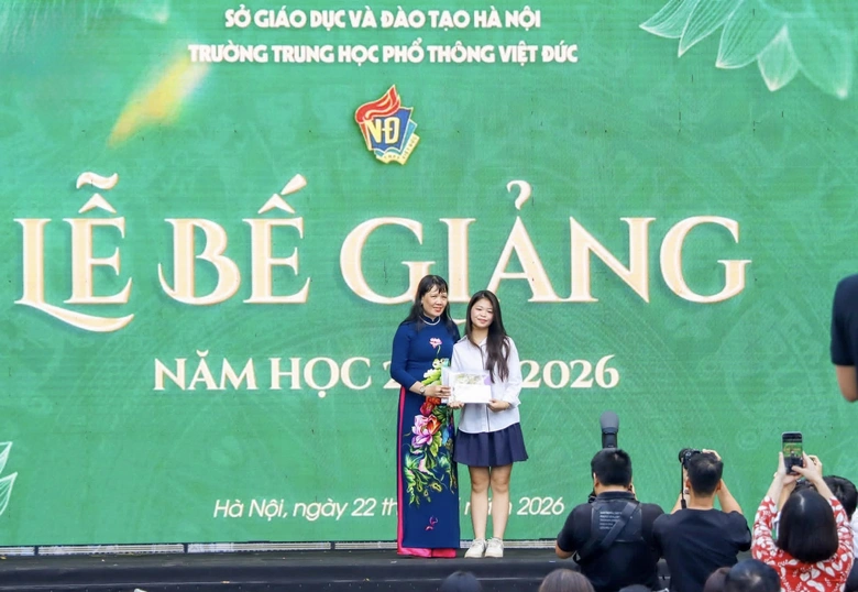 Khoảnh khắc bế giảng nhiều cảm xúc tại các trường học- Ảnh 23. Khoảnh khắc bế giảng nhiều cảm xúc tại các trường học- Ảnh 23.