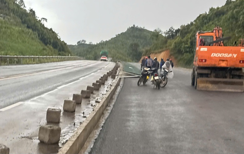 Gi&ocirc;ng lốc quật đổ nhiều vị tr&iacute; h&agrave;ng r&agrave;o an to&agrave;n giao th&ocirc;ng tr&ecirc;n cao tốc Nội B&agrave;i - L&agrave;o Cai- Ảnh 1.