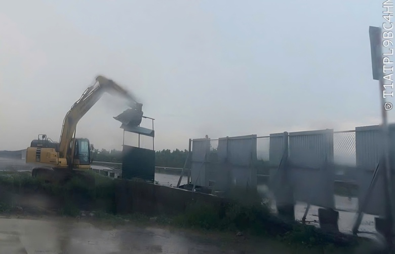 Gi&ocirc;ng lốc quật đổ nhiều vị tr&iacute; h&agrave;ng r&agrave;o an to&agrave;n giao th&ocirc;ng tr&ecirc;n cao tốc Nội B&agrave;i - L&agrave;o Cai- Ảnh 3.