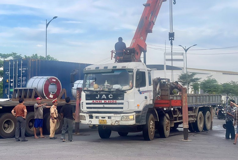 Lực lượng cảnh s&aacute;t giao th&ocirc;ng nhanh ch&oacute;ng c&oacute; mặt tại hiện trường để xử l&yacute; sự cố.