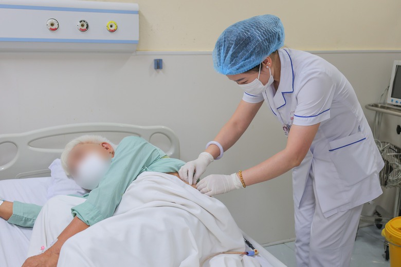 T&aacute;n sỏi thận qua da th&agrave;nh c&ocirc;ng cho cụ &ocirc;ng c&oacute; quả thận "chui" s&aacute;t v&ograve;m ngực- Ảnh 1.