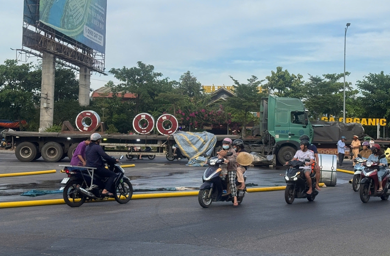 Gia Lai: Cuộn th&eacute;p khoảng 8 tấn rơi khỏi xe đầu k&eacute;o khiến dầu chảy tr&agrave;n QL19 g&acirc;y &ugrave;n tắc- Ảnh 1.