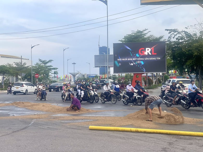 Gia Lai: Cuộn th&eacute;p khoảng 8 tấn rơi khỏi xe đầu k&eacute;o khiến dầu chảy tr&agrave;n QL19 g&acirc;y &ugrave;n tắc- Ảnh 3.