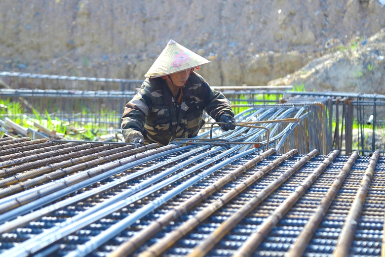 Nh&agrave; thầu giữ nhịp thi c&ocirc;ng giữa "chảo lửa" miền Trung- Ảnh 1.