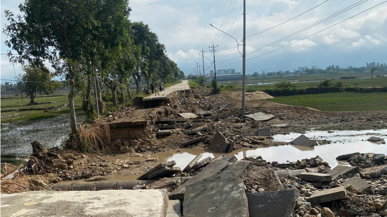 Người dân mòn mỏi chờ sửa đường sau nửa năm bão lũ đi qua- Ảnh 6. Người dân mòn mỏi chờ sửa đường sau nửa năm bão lũ đi qua- Ảnh 6.