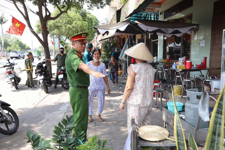 Mạnh tay xử l&yacute;, chấn chỉnh t&igrave;nh trạng lấn chiếm vỉa h&egrave; l&ograve;ng đường của nhiều tuyến phố- Ảnh 2.