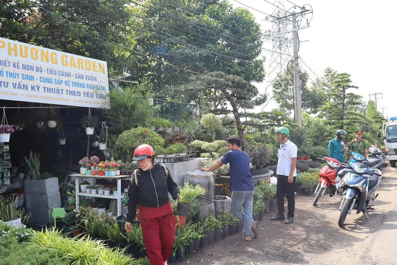 Mạnh tay xử l&yacute;, chấn chỉnh t&igrave;nh trạng lấn chiếm vỉa h&egrave; l&ograve;ng đường của nhiều tuyến phố- Ảnh 4.