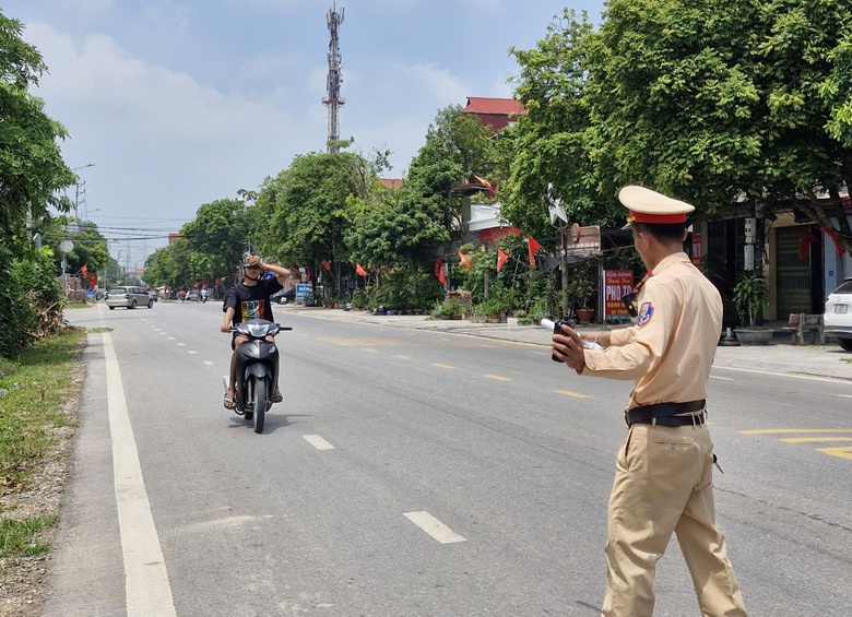 Bắc Ninh: H&agrave;ng loạt xe đưa đ&oacute;n v&agrave; c&ocirc;ng nh&acirc;n bị xử phạt v&igrave; &ldquo;qu&ecirc;n&rdquo; camera AI- Ảnh 1.