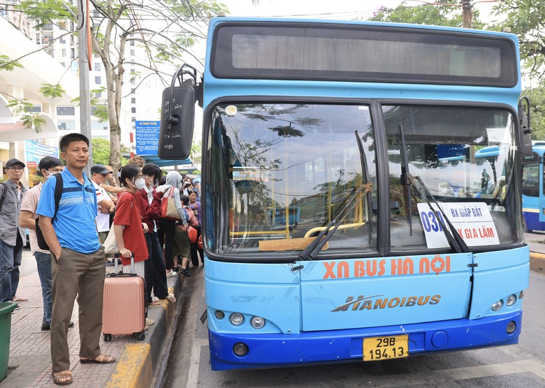 H&agrave; Nội: 6,2 triệu lượt kh&aacute;ch đi xe bu&yacute;t, metro dịp lễ- Ảnh 1.