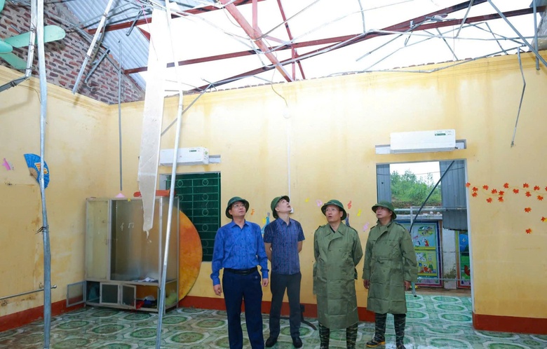 Gi&ocirc;ng lốc k&egrave;m mưa đ&aacute; t&agrave;n ph&aacute; Th&aacute;i Nguy&ecirc;n, nhiều người tho&aacute;t nạn trong gang tấc- Ảnh 14.