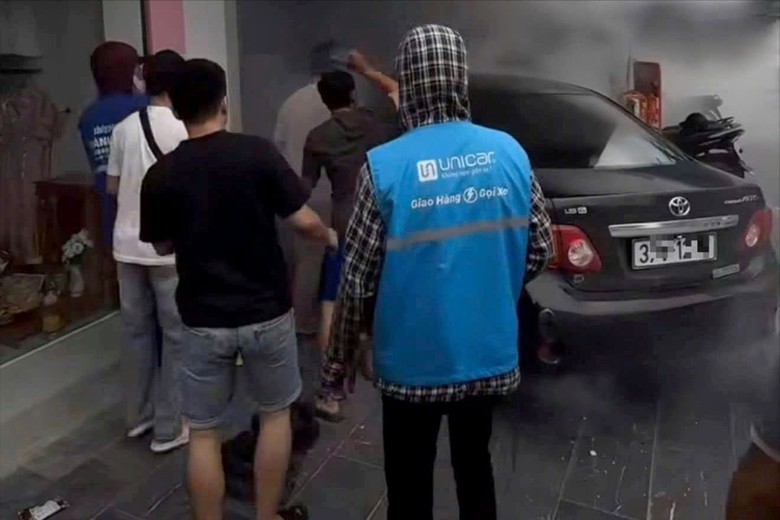 &Ocirc; t&ocirc; mất l&aacute;i lao v&agrave;o nh&agrave; d&acirc;n. (Ảnh cắt từ clip)